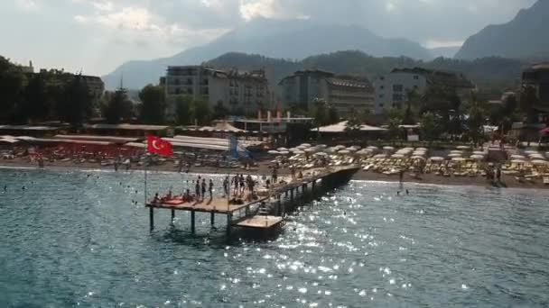 Türkiye Nin Kemer Kentindeki Bir Otel Kumsalında Yüzen Güneşlenen Insanların — Stok video