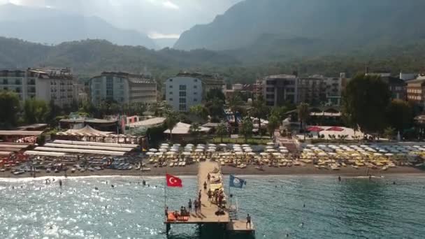 터키케머에 해변에서 일광욕을 사람들의 공중에서 촬영되었다 — 비디오