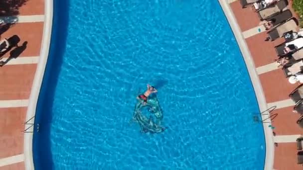 Aerial Drone Shot Man Swimming Hotel Pool Looking Sky — Stock Video
