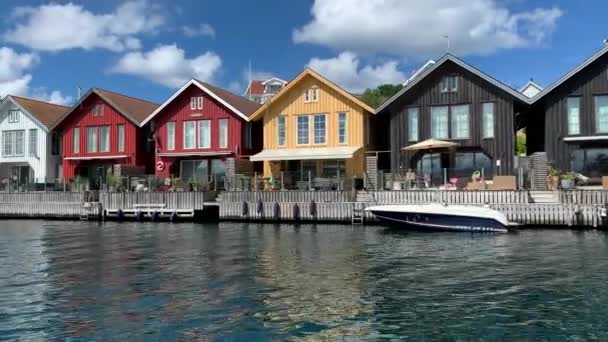 Cker Švédsko Červenec 2019 Projíždění Kolem Souboru Přímořských Kabin Ostrově — Stock video