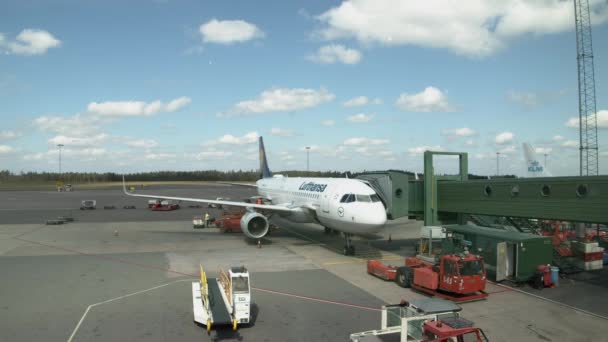 Landvetter空港のゲートにロードされているルフトハンザのジェット — ストック動画