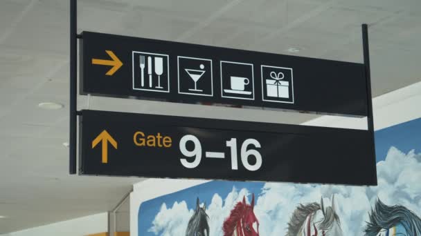 Ein Hinweisschild Flughafen Mit Gate Nummer Und Shop Informationen — Stockvideo