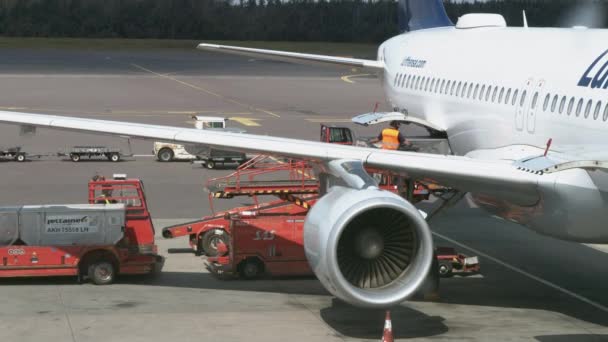 Een Vliegtuig Wordt Geladen Bij Gate Luchthaven Van Landvetter — Stockvideo