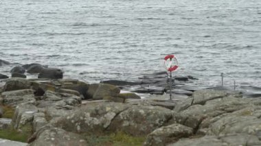 İsveç 'in Varberg kıyısında deniz kenarında bir can simidi..