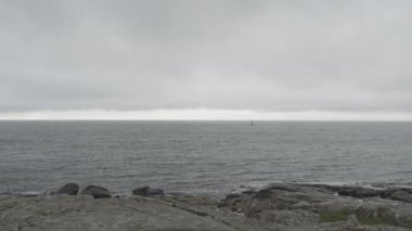 Kattegatt denizine bakan kayalık bir sahil şeridi..