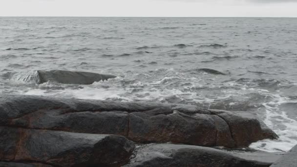 秋に岩だらけの海岸線を襲う波 スローモーション映像 — ストック動画