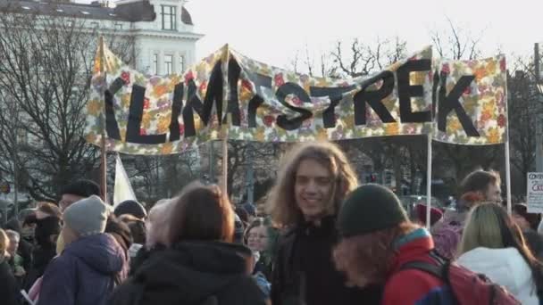 Gotemburgo Suecia Noviembre 2019 Potesters Holding Sign Swedish Saying Climate — Vídeo de stock