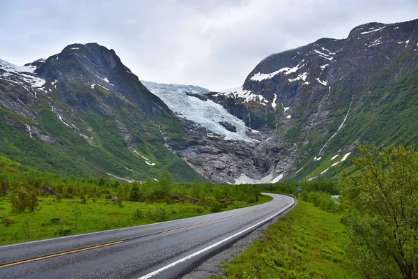 ノルウェーの山の中の氷河Jostedalbreenと道路 — ストック写真