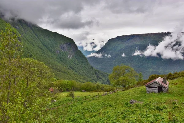 Einsames Haus Den Norwegischen Bergen Skandinavien — Stockfoto