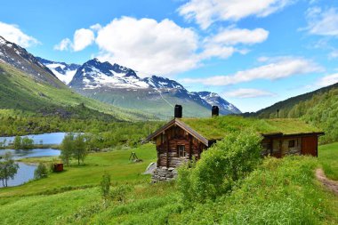 Norveç 'te Innerdalen Vadisi' ndeki ahşap ev - İskandinavya
