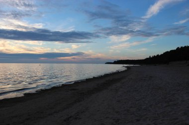 Finlandiya Körfezi 'nin güney kıyısında akşam kumsalı