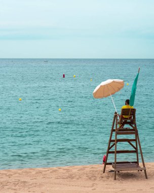 İspanya 'nın güneşli sahillerinde cankurtaran.