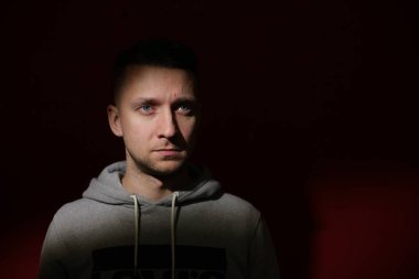 Bir sandalyede oturan bir adam portresi