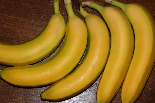 Ένα Μάτσο Μπανάνες Στο Τραπέζι — Φωτογραφία Αρχείου
