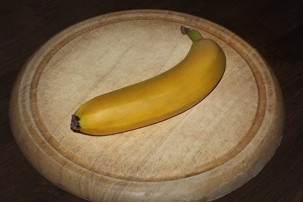 Μπανάνα Στον Ξύλινο Πίνακα — Φωτογραφία Αρχείου