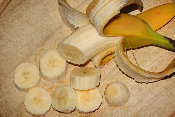 Спелый Банан Разрезанный Ломтики — стоковое фото