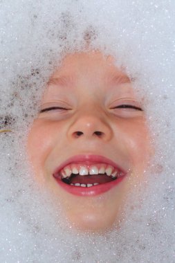 Köpüklü kız, banyoda banyo yapan.