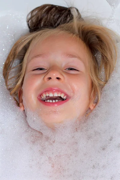 Fille Dans Mousse Baigner Dans Bain — Photo