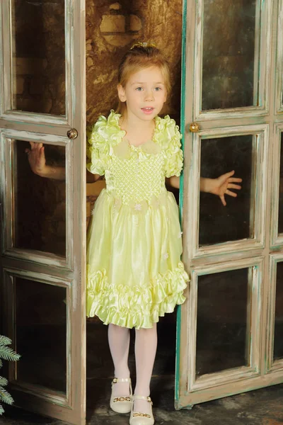 Girl Yellow Ball Gown Opens Door Enter Hall — Stock Photo, Image