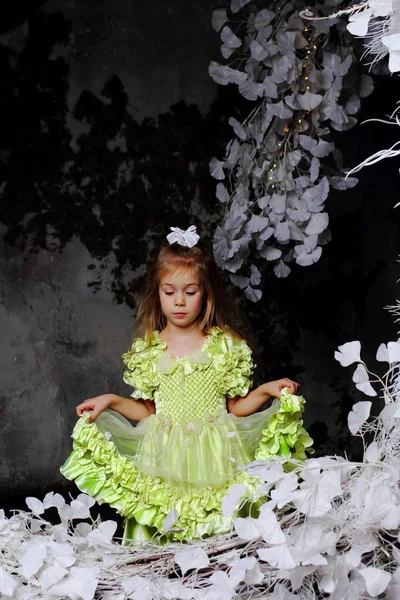 Очаровательная Голдилок Ангельским Лицом Желтом Платье Ходит Среди Белых Цветов — стоковое фото