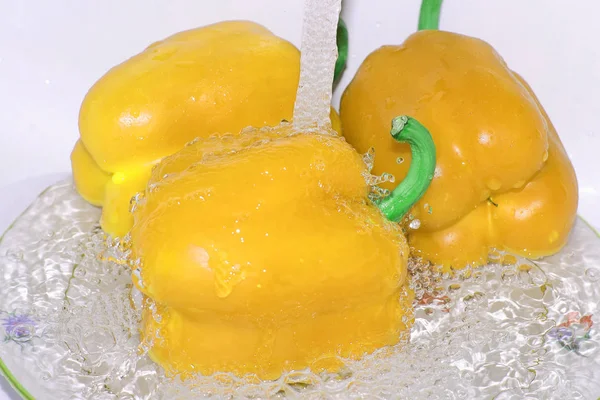 Желтый Перец Овощи Стирка Струями Проточной Воды Прежде Приготовлены — стоковое фото