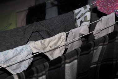 Elbiseler çamaşır iplerinde, gömleklerde, pantolonlarda ve çoraplarda kurudur..