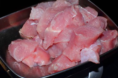 Beyaz su ısıtma bataryası dikey ve yatay yüzgeçli ve son fındıklı. Muhafaza ve ısı değişimi.