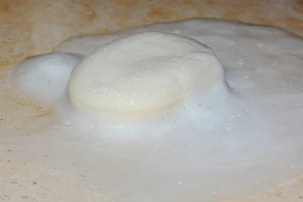 Sabão Branco Encontra Chão Banheiro Espuma Ensaboada Uma Piscina Água — Fotografia de Stock