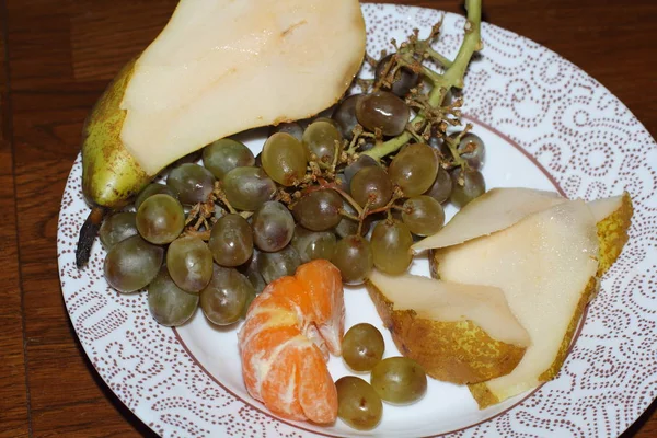 Assiette Fruits Sur Une Assiette Blanche Trouvent Des Raisins Verts — Photo