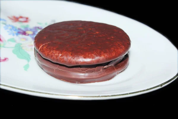 Runde Schokoladenkekse Auf Einem Weißen Teller Leckeres Süßes Dessert Schokoladenglasur — Stockfoto