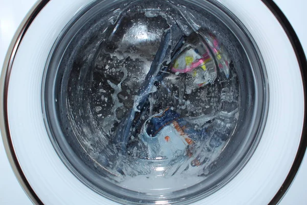 衬里和衣服在滚筒洗衣机里洗 肥皂水 泡沫和泡沫 家庭生活 — 图库照片