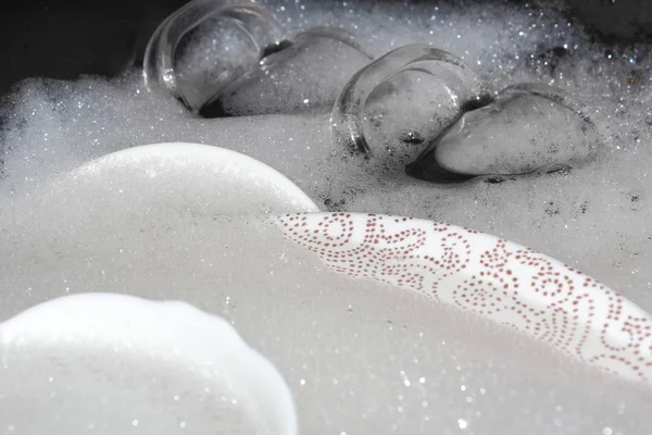 Mycie Naczyń Kuchni Brudne Naczynia Talerze Szklanki Leżą Zlewie Białej — Zdjęcie stockowe