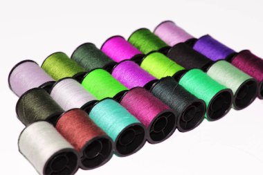 Dikiş ve dikiş için renkli parlak iplikleri olan makaralar..