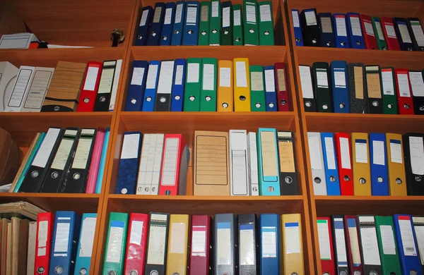 Archiwum Wysokie Stosy Papierów Kolorowych Folderów Widok Dołu — Zdjęcie stockowe