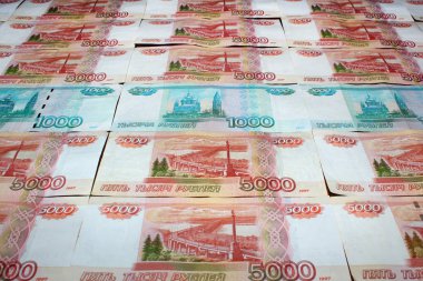 Rus parası, beş bin ruble ve iki bin ruble değerinde ruble. İş tarzında kırmızı, beyaz ve yeşil renklerde arkaplan ve şablon.