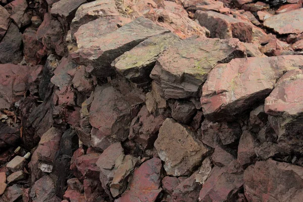 Ruínas Pedra Antigas Feitas Rochas Vermelhas Fundo Alto Contraste — Fotografia de Stock