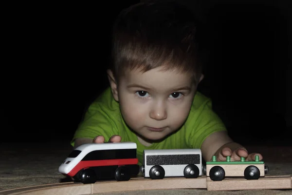 Ragazzo Afferra Trenino Giocattolo Dall Oscurità Tocca Una Locomotiva Giocattolo — Foto Stock