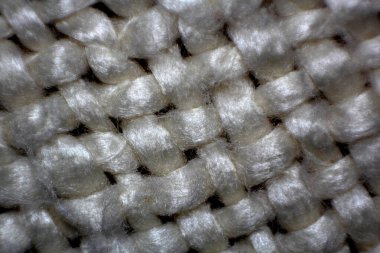 Yünlü kumaş. Büyük iplikler birbirine dolanmış durumda. Yakından bakınca kumaşın yapısını görebilirsiniz.