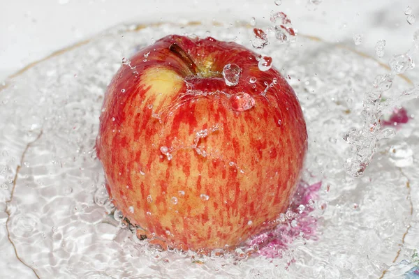 Rött Äpple Tvättas Rinnande Vatten Vit Botten Vattenstänk Och Vattendroppar — Stockfoto