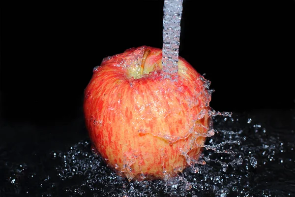 Red Apple Washed Stream Running Water Black Background Splashes Drops — Stock Photo, Image