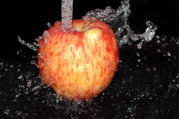 Rött Äpple Tvättas Rinnande Vatten Svart Botten Vattenstänk Och Vattendroppar — Stockfoto