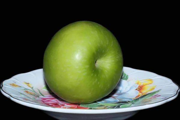 Green Apple White Plate Black Background Close Photo Rich Green — Stock Photo, Image