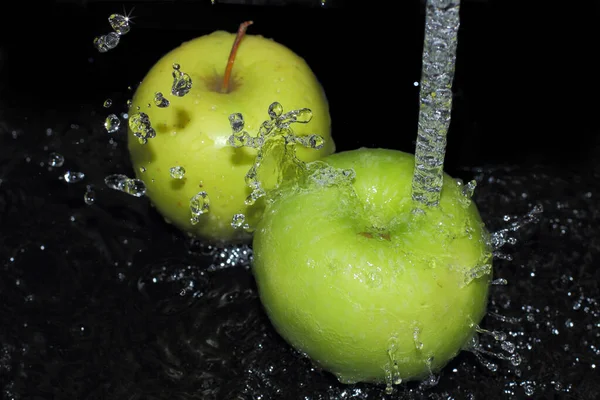 Gröna Äpplen Tvättas Rinnande Vatten Svart Botten Vattenstänk Och Vattendroppar — Stockfoto