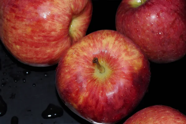 Ώριμα Κόκκινα Μήλα Μαύρο Φόντο Μήλα Πλένονται Νερό Και Σταγόνες — Φωτογραφία Αρχείου