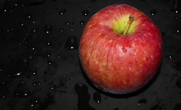 Ein Reifer Roter Apfel Auf Schwarzem Hintergrund Der Apfel Wird — Stockfoto