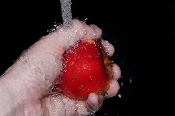 Pomme Rouge Mûre Dans Votre Main Est Lavé Sous Ruisseau — Photo