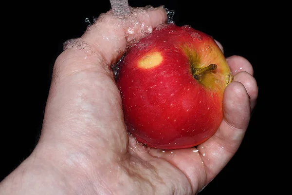 Ώριμο Κόκκινο Μήλο Στο Χέρι Σας Πλένεται Κάτω Από Ένα — Φωτογραφία Αρχείου