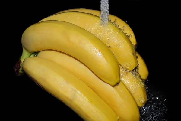 Mazzo Banane Mature Viene Lavato Sotto Una Corrente Acqua Pulita — Foto Stock