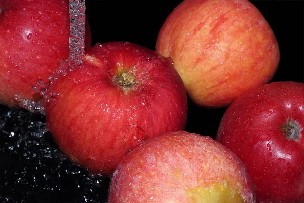 Les Pommes Rouges Juteuses Sont Lavées Sous Courant Eau Propre — Photo