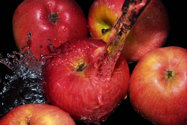 Röda Äpplen Med Rik Färg Tvättas Rinnande Ström Rent Vatten — Stockfoto